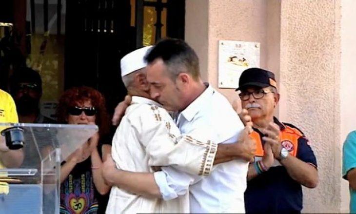 Babai i fëmijës 3-vjeçar të vrarë në Barcelonë përqafon imamin (Video)