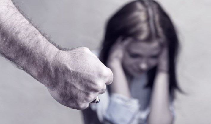 Babai i alkoolizuar dhunon vajzën 12-vjeçare
