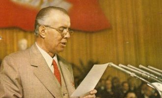 Ja si ndërhyri regjimi i Enver Hoxhës në tekstin e këngës së famshme shqiptare