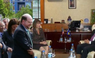 Mburrja e Isa Mustafës me triumfin ndaj dy ambasadorëve amerikan