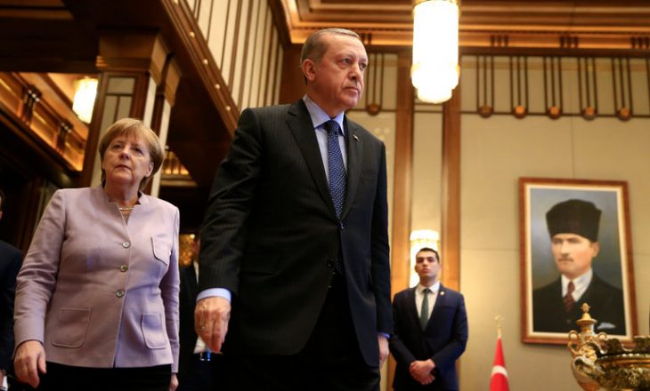 Thirrja e Erdoganit për turqit në Gjermani: Mos e votoni Merkelin