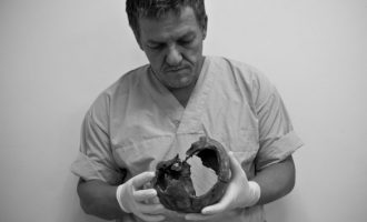 Heroi i gjallë që jeton me të vdekurit