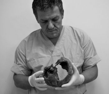 Heroi i gjallë që jeton me të vdekurit