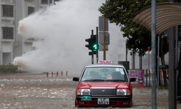 Kinë, 12 të vdekur nga tajfuni