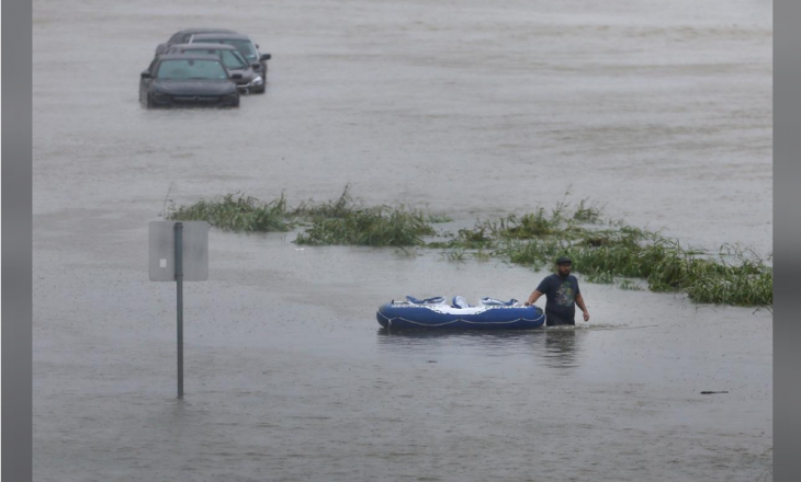 Houston po zhytet nën ujë, fillon evakuimi