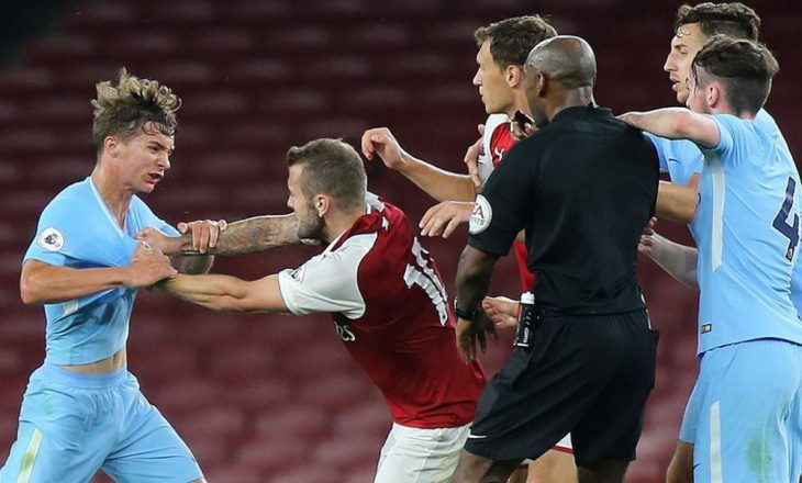 Wilshere përleshet gjatë një ndeshje me të rinjtë e Arsenalit [video]