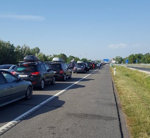 Kolona deri në 10 kilometra në kufirin Hungari-Serbi
