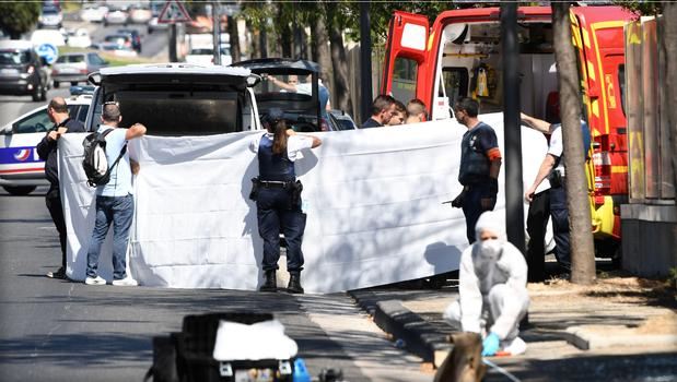 Makina godet stacionin e autobusit në Marsejë, një i vdekur