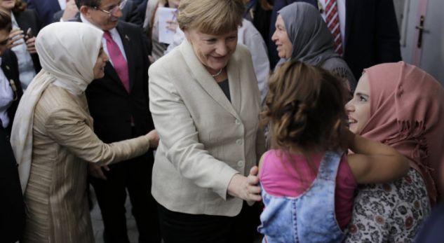 A është penduar Merkel për hapjen e dyerve ndaj refugjatëve?