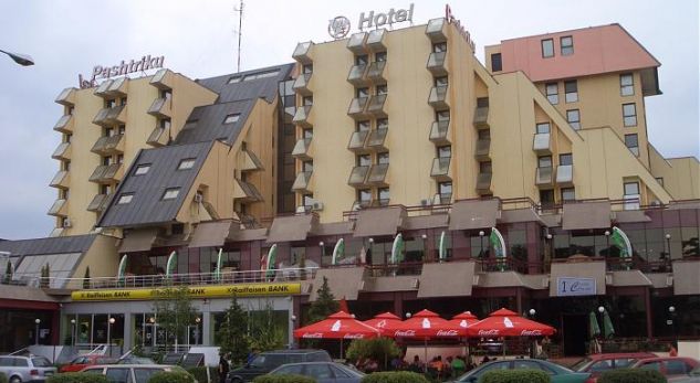 Flet pronari i hotelit në Gjakovë për të cilin u ankua ministrja e Shqipërisë
