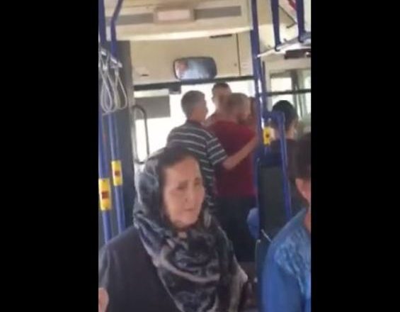 Pavarësisht premtimit për udhëtim falas, pensionistët nxirren me dhunë nga autobusi (Video)