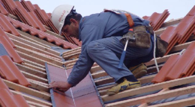 Bie nga kulmi i shtëpisë – lëndohet punëtori në Deçan