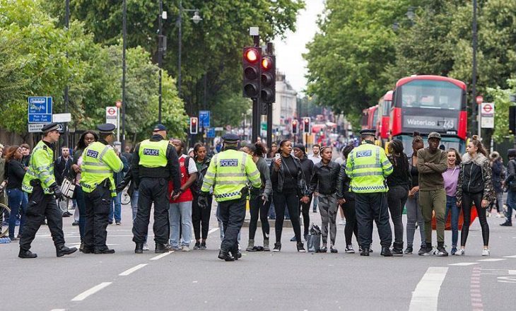 Policët e Londrës me kamera në uniformë