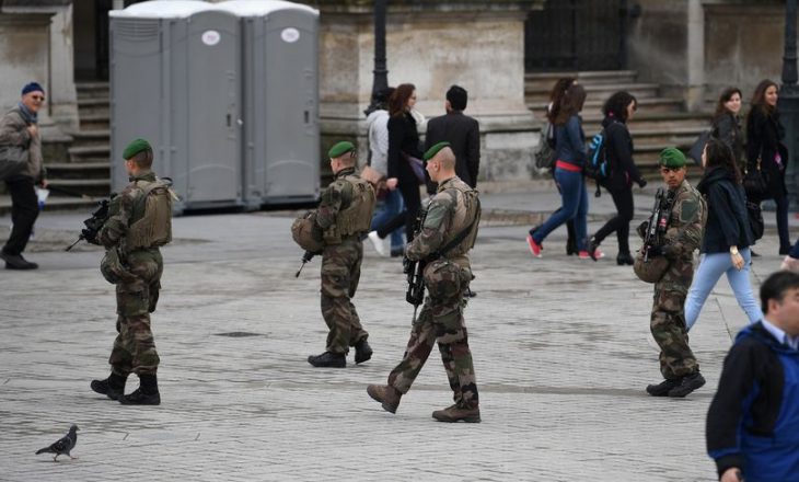 Gjashtë ushtarë francezë plagosen pasi u goditën me automjet në Paris