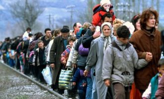Hapet ekspozita e Fatos Lubonjës me fotografi të refugjatëve nga Kosova