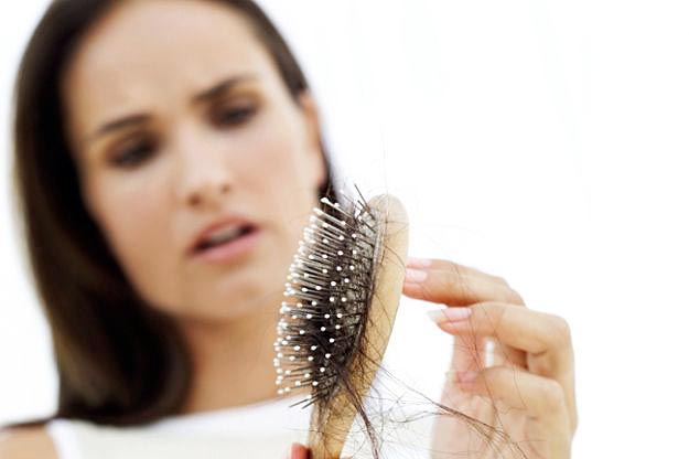 Disa nga arsyet për rënien e flokëve