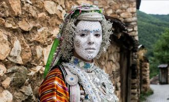 Tradita shekullore e makijazhit të vajzave të reja në Kosovë