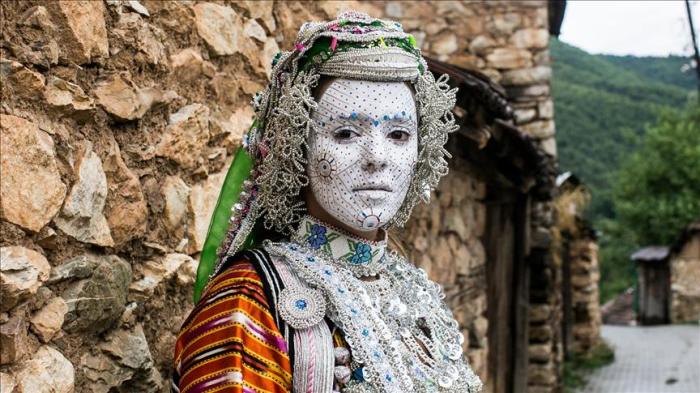 Tradita shekullore e makijazhit të vajzave të reja në Kosovë
