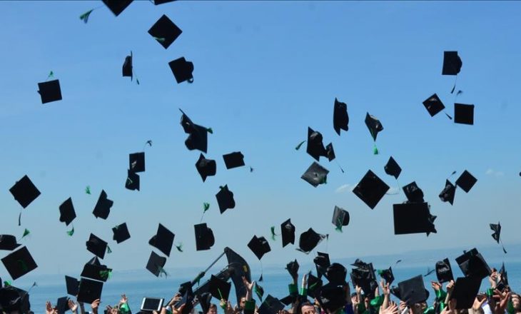 Diplomohet 91 vjeçarja