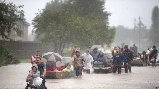 Uragani Harvey e mbanë të paralizuar qytetin Hjuston