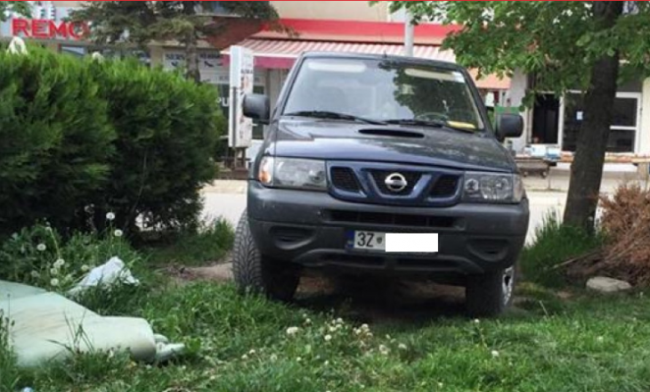 Nënkryetari i Komunës aksidenton dy vajza me veturë zyrtare – Policia nuk raporton