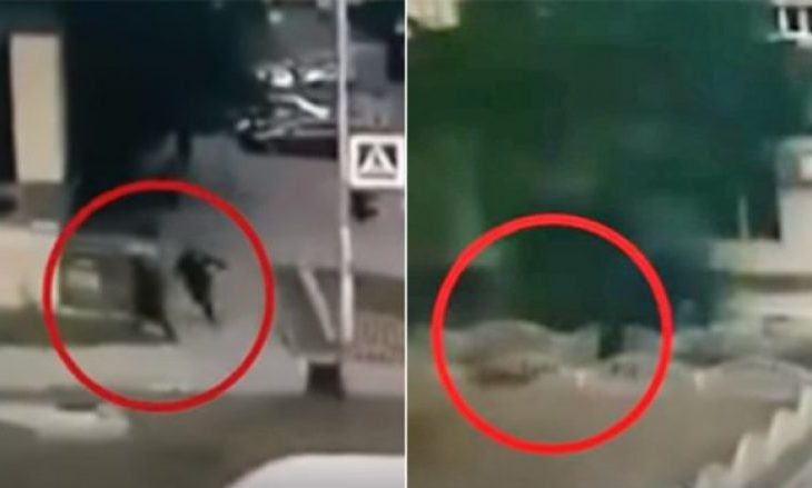 Momenti kur polici rus qëllon për vdekje burrin, që plagosi me thikë shtatë persona në rrugë