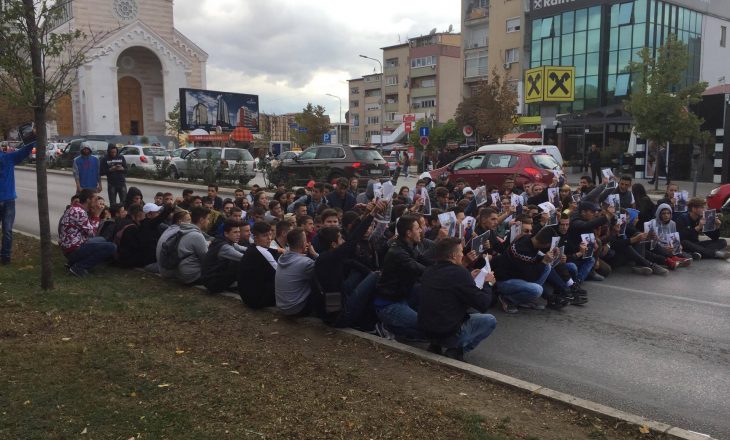 Nxënësit protestojnë edhe sot për Aulon Zekën