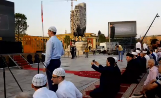 Skënderbeun s’mund ta fsheh askush– u mbulua vetëm pjesa përballë besimtarëve