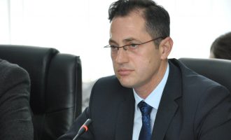 Kryeministri na ofendoi neve dhe dy profesorët e shquar ndërkombëtar