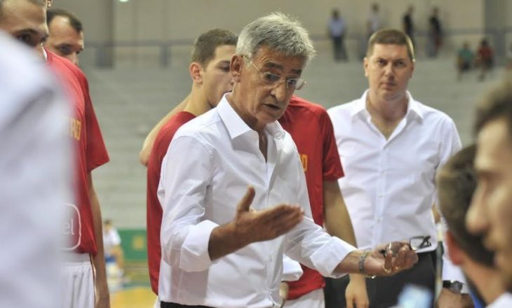 Trajneri i Malit të Zi ndezi një cigare, FIBA e dënon