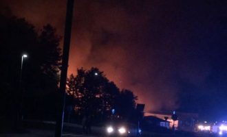 Digjet qëllimisht një xhami në Suedi (Video)