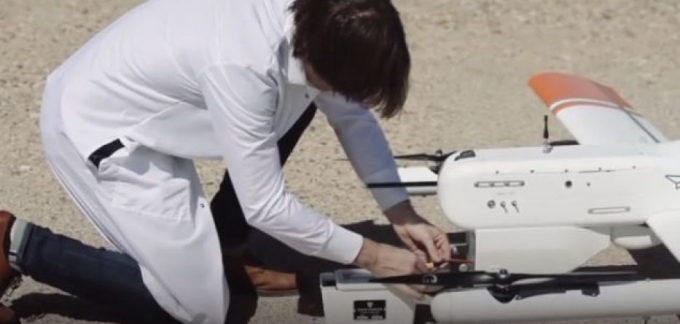 Transporti i parë me dron, barten analizat e gjakut 260 km (Video)
