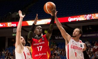 Schroder fenomenal, udhëheq Gjermaninë drejt fitores së madhe