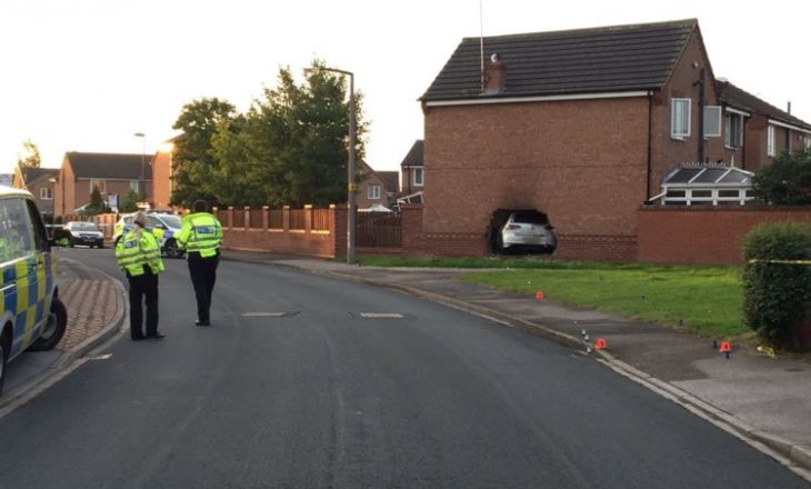 Golfi e thyen murin dhe depërton brenda në shtëpi, 4 të lënduar