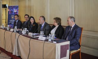 Emëroi vetëm 2 gra në poste ministrore, por kryeministri vazhdon të premtojë barazi gjinore