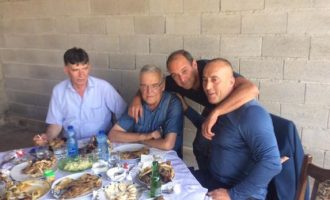 Kandidati për kryeministër e feston Kurban Bajramin me birrë