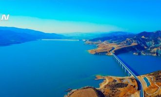 Pamje mahnitëse të Liqenit të Banjës në Shqipëri