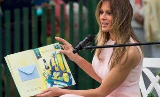 Melania Trump dhuron libra por biblioteka ia refuzon