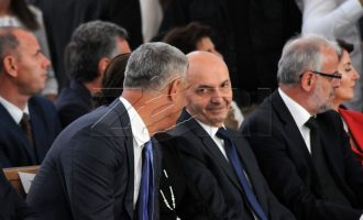 Mustafës i kalon hidhërimi me Thaçin, shfaqet buzagaz afër tij