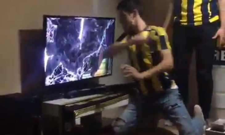 Tifozi thyen televizorin gjatë derbit të Stambollit, futbollisti i Fenerbahçes ka një premtim për të