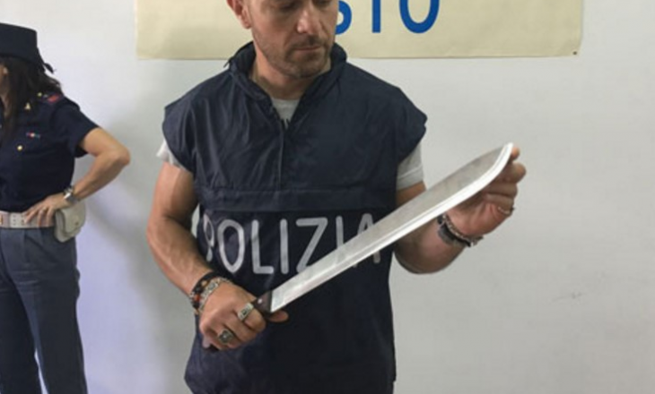 Shqiptari terrorizon policinë italiane me thikën gjigante