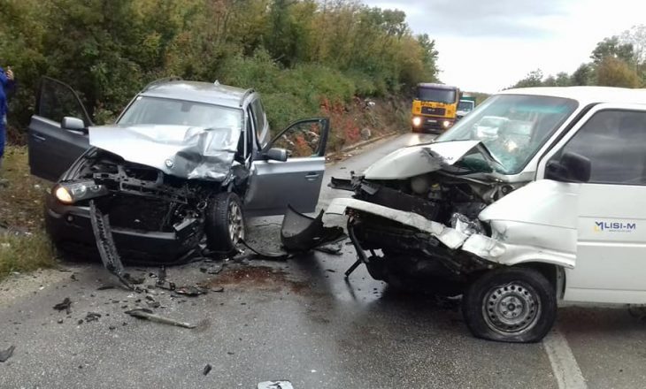 Tre persona lëndohen në një aksident në magjistralen Pejë-Prishtinë