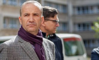 Selim Pacolli në rolin e “gazetarit” pyet qytetarët për kërkesat e tyre (Video)