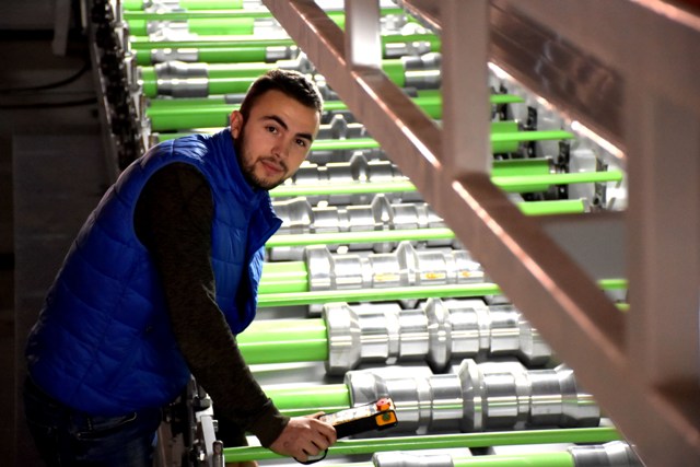 Ish-studenti i UBT-së krijon fabrikën e parë në regjion për prodhimin e paneleve