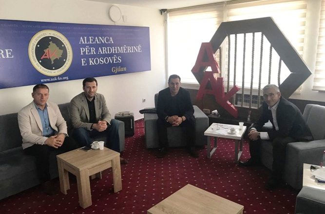 Kandidati i AAK-së për Gjilanin zotohet për implementimin e kontratës kolektive