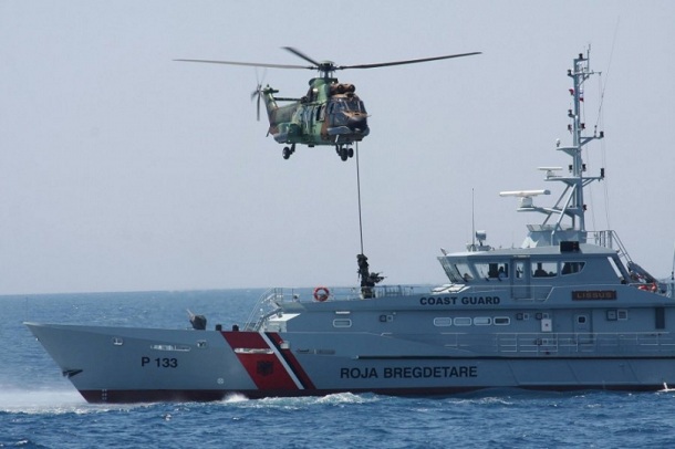 Anija shqiptare shpëton 100 emigrantë në detin Egje