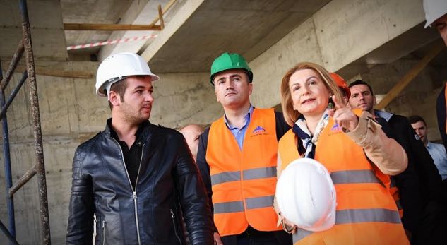 Kryetarja e Tetovës inspekton punimet në Teatrin dhe Biblotekën e qytetit
