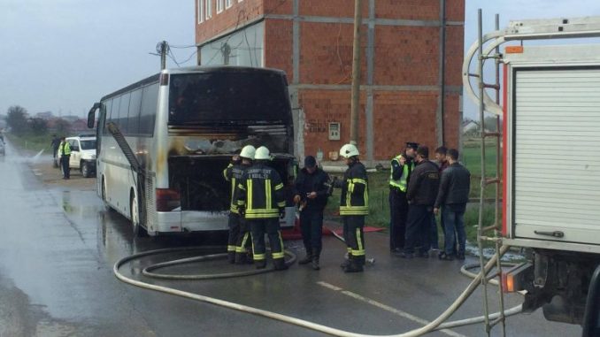 Merr flakë një autobus në hyrje të Prizrenit