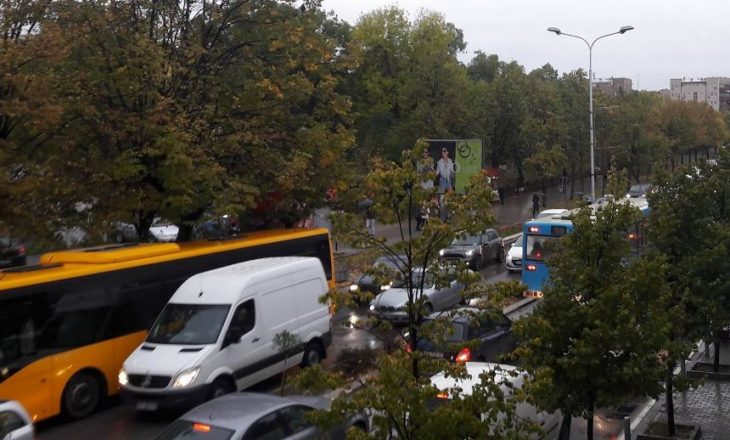 Prishtinën e “bllokon” shiu