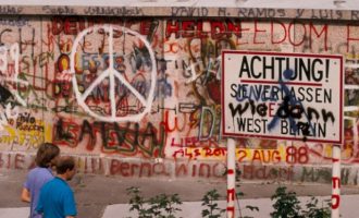 Bota ka dalë nga shinat